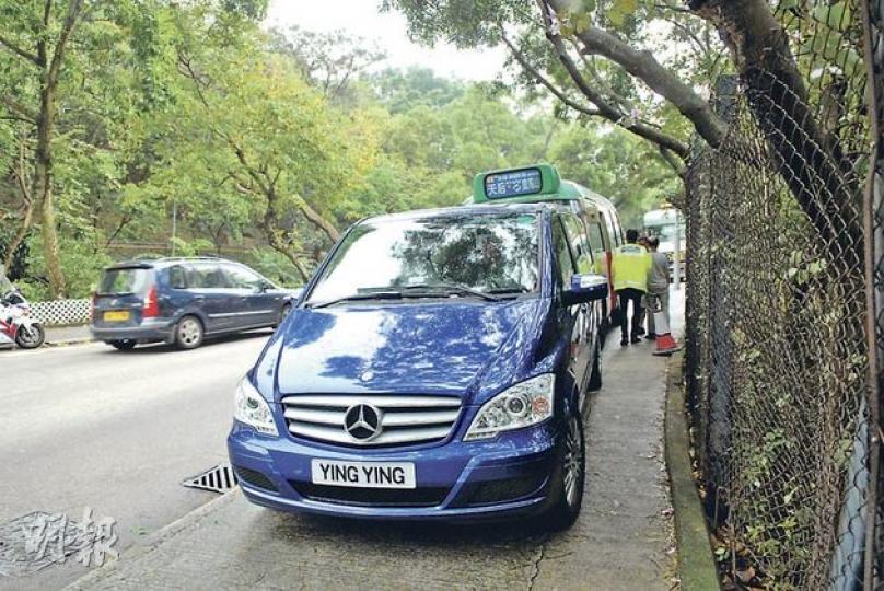 商人劉鑾雄名下公司登記的「Y1NG Y1NG」車牌平治七人房車,昨日在寶馬山道被撞尾後,復遭外籍漢擅自駛上泊在行人路。(伍浦鋒攝) 車禍後,肇事專線小巴司機向警員提供資料。(伍浦鋒攝) 七人房車男乘客在場協助警方調查。(伍浦鋒攝) 商人劉鑾雄名下公司登記的「Y1NG Y1NG」車牌平治七人房車,昨日在寶馬山道被撞尾後,復遭外籍漢擅自駛上泊在行人路。(伍浦鋒攝) 車禍後,肇事專線小巴司機向警員提供資料。(伍浦鋒攝) 七人房車男乘客在場協助警方調查。(伍浦鋒攝)