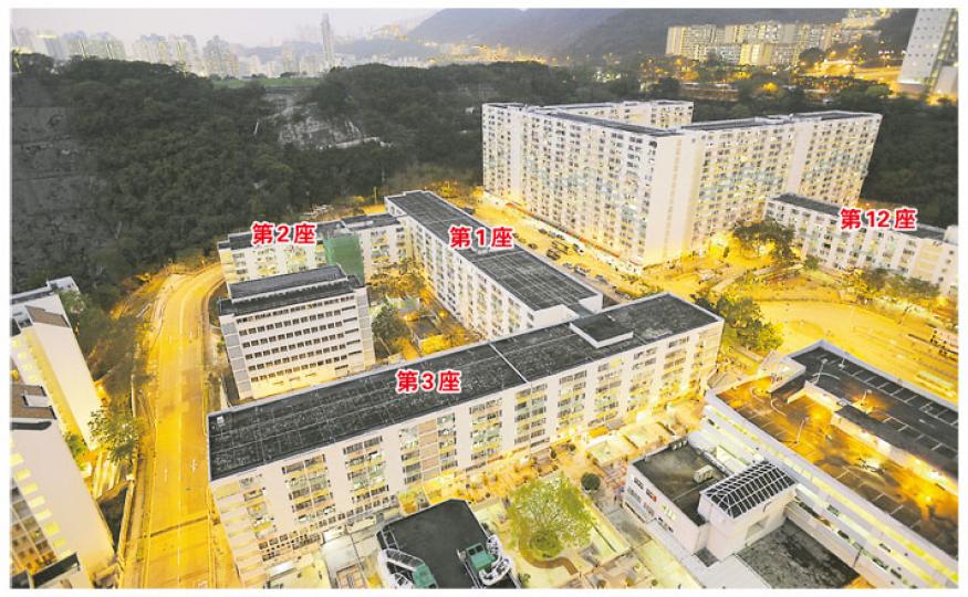 房屋署將分3階段重建深水埗白田邨,首階段納入重建的是第1、2、3及12座,房屋署將於2013至14年遷徙該4幢樓宇的居民。圖為白田邨夜景。(何家達攝) 近100名白田邨居民昨日出席居民大會,了解房屋署重建白田邨的安排及時間表。(何家達攝) 白田邨落成時沒設升降機,房屋署前年開始在第1、2及12座加裝升降機,但新升降機可能只使用1年就要拆卸。(何家達攝) 房屋署將分3階段重建深水埗白田邨,首階段納入重建的是第1、2、3及12座,房屋署將於2013至14年遷徙該4幢樓宇的居民。圖為白田邨夜景。(何家達攝) 近100名白田邨居民昨日出席居民大會,了解房屋署重建白田邨的安排及時間表。(何家達攝) 白田邨落成時沒設升降機,房屋署前年開始在第1、2及12座加裝升降機,但新升降機可能只使用1年就要拆卸。(何家達攝)