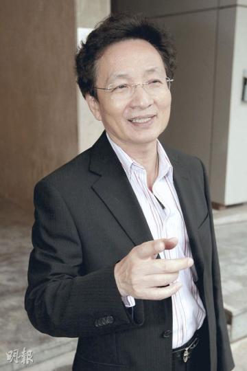 外表不像69歲的鄧劍群原來亦追上潮流,自言有facebook,連「盛女」話題亦難不倒他。(郭慶輝攝) 外表不像69歲的鄧劍群原來亦追上潮流,自言有facebook,連「盛女」話題亦難不倒他。(郭慶輝攝)