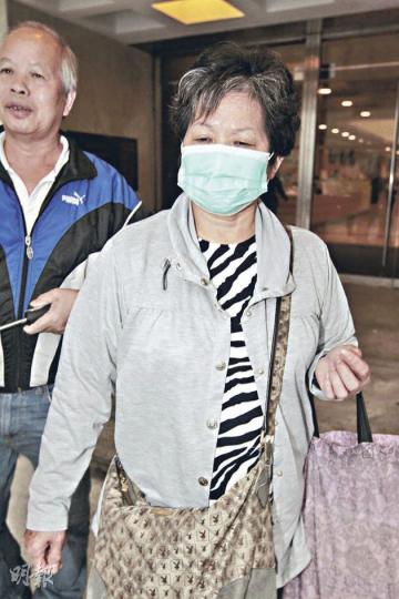 「小巴大王」女兒崔惠芳(圖)控告親女,追討兩輛小巴及欠債總值近500萬元。(郭慶輝攝) 崔惠芳的女兒潘詠珊(圖)昨到庭旁聽,庭上與母親沒有交流。(劉焌陶攝) 「小巴大王」女兒崔惠芳(圖)控告親女,追討兩輛小巴及欠債總值近500萬元。(郭慶輝攝) 崔惠芳的女兒潘詠珊(圖)昨到庭旁聽,庭上與母親沒有交流。(劉焌陶攝)