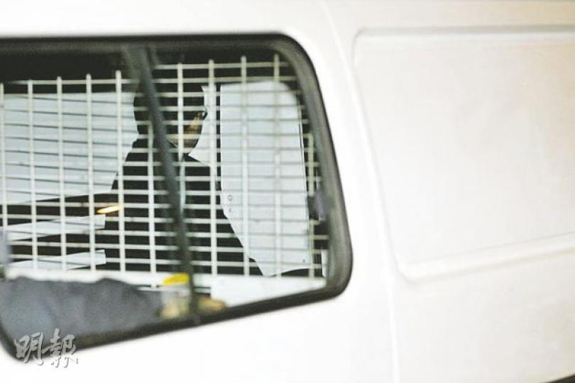已因多條貪污罪於2009年被判入獄28年的前運輸工務司長歐文龍(圖2),昨日被加控貪污及洗黑錢罪,再度被押上終審法庭應訊。(李紹昌攝) 澳門終審法庭庭內外保安森嚴,除四周有人駐守,進入法院旁聽的記者更需要接受詳細安檢及不准帶手機。(李紹昌攝) 已因多條貪污罪於2009年被判入獄28年的前運輸工務司長歐文龍(圖2),昨日被加控貪污及洗黑錢罪,再度被押上終審法庭應訊。(李紹昌攝) 澳門終審法庭庭內外保安森嚴,除四周有人駐守,進入法院旁聽的記者更需要接受詳細安檢及不准帶手機。(李紹昌攝)