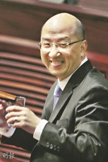 有議員昨日在立法會跟進中聯辦涉介入特首選舉一事,當有議員提及「西環治港」時,政制及內地事務局長譚志源(圖)向在旁運輸及房屋局長鄭汝樺作「鬼臉」。(郭慶輝攝) 有議員昨日在立法會跟進中聯辦涉介入特首選舉一事,當有議員提及「西環治港」時,政制及內地事務局長譚志源(圖)向在旁運輸及房屋局長鄭汝樺作「鬼臉」。(郭慶輝攝)