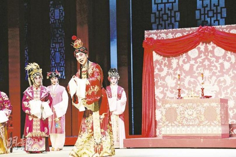 賈寶玉以為能與林黛玉結婚,豈料洞房時始知對象被調包成薛寶釵故大為驚愕,這是陳寶珠在演繹上情緒逆轉最大的一場戲。(攝影﹕娛樂組) 賈寶玉以為能與林黛玉結婚,豈料洞房時始知對象被調包成薛寶釵故大為驚愕,這是陳寶珠在演繹上情緒逆轉最大的一場戲。(攝影﹕娛樂組)