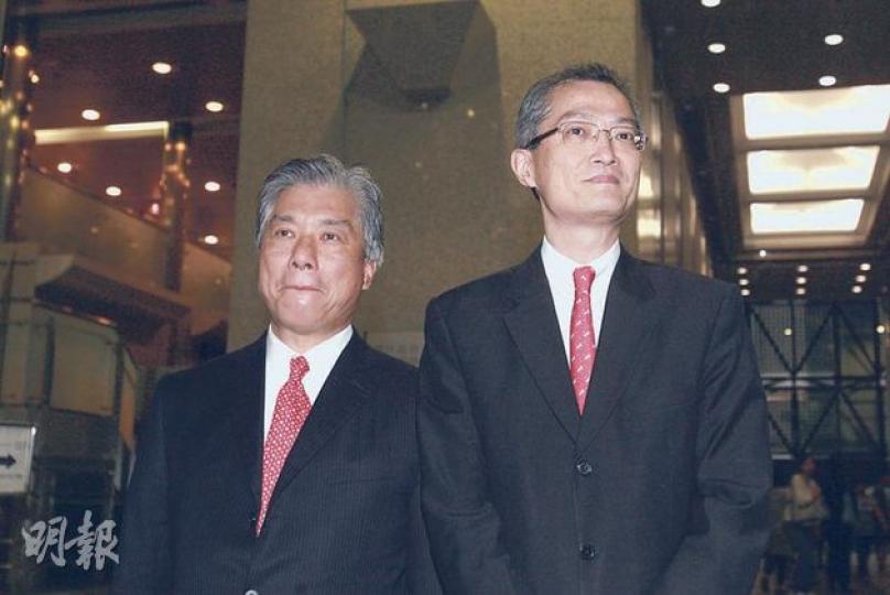 現任港大外科學系主任盧寵茂(右)一直到庭默默支持黃健靈,他與泌尿外科專科醫生羅光彥(左)昨更一同協助黃安排現金支付賠償。(鄧宗弘攝) 現任港大外科學系主任盧寵茂(右)一直到庭默默支持黃健靈,他與泌尿外科專科醫生羅光彥(左)昨更一同協助黃安排現金支付賠償。(鄧宗弘攝)