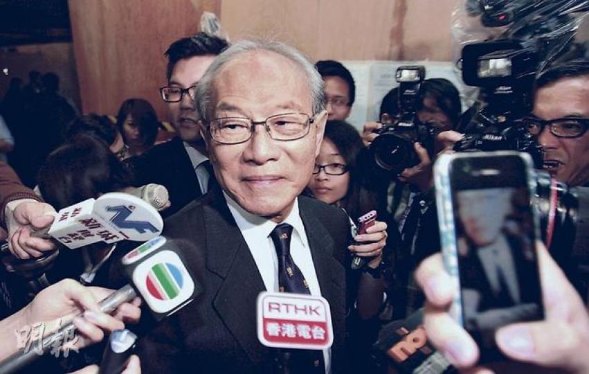被判社會服務令的港大外科學系前系主任黃健靈昨在庭外回應判刑時,一直用英文說﹕「我鬆了一口氣,感到如釋重負,所有事已完結。」不過律政司已表態認為判刑太輕,估計很大機會上訴。(鄧宗弘攝)(明報製圖)(明報製圖) 被判社會服務令的港大外科學系前系主任黃健靈昨在庭外回應判刑時,一直用英文說﹕「我鬆了一口氣,感到如釋重負,所有事已完結。」不過律政司已表態認為判刑太輕,估計很大機會上訴。(鄧宗弘攝)(明報製圖)(明報製圖)