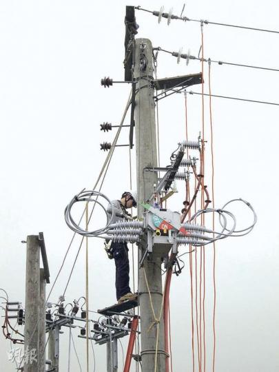 中電未來兩年會為架空電塔進行多項工程,以提升電塔抵禦超強颱風的能力。圖為中電人員為電塔加裝智能天線開關,以便在惡劣天氣下,遙距將故障電纜隔離,迅速恢復供電。(馬耀森攝) 中電未來兩年會為架空電塔進行多項工程,以提升電塔抵禦超強颱風的能力。圖為中電人員為電塔加裝智能天線開關,以便在惡劣天氣下,遙距將故障電纜隔離,迅速恢復供電。(馬耀森攝)