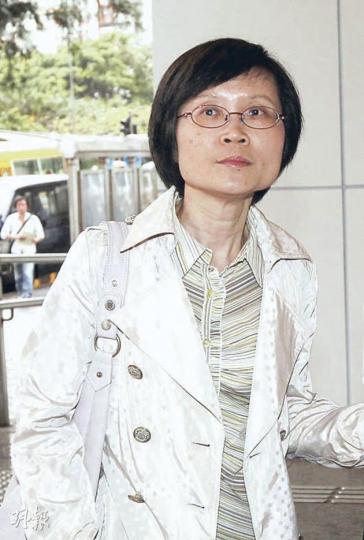 死者的姊姊黃燕媚（圖）昨日出庭作供，指妹妹曾在2007年時透露自己有失眠問題，但她當時未有追問，一直不知妹妹原來患抑鬱症，她昨憶述事件時一度飲泣。（李紹昌攝）