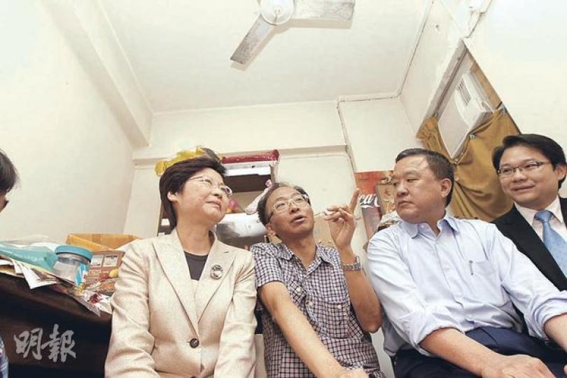盛傳是下任政務司長熱門人選之一的發展局長林鄭月娥（左一），昨與剛完成候任特首梁振英的競選辦工作、回復市建局主身分的張震遠（右二），一起宣布「需求主導」重建計劃結果，並在區議員鍾港武（右一）陪同下，冒風雨落區探訪剛獲批重建的業主梁先生（左二）。林鄭月娥被問及新重建政策會否延讀到下任政府，她回應最重要是政策是否公理及獲公眾支持，但無談論個人去留。（李紹昌攝） 市建局昨批出3個需求主導重建項目，其中一個位於大角嘴杉樹街，預計2019/2020年度，3個地盤共可提供230個中小型單位。（李紹昌攝）