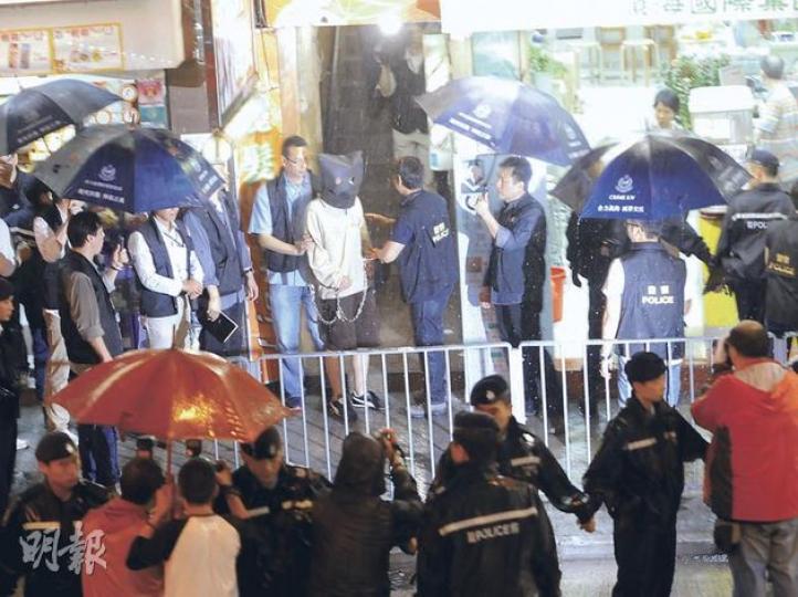 警方昨日把鳳姐殺手（蒙頭者）押返九龍城衙前圍道命案劏房現場，進行案情重組。（樊銳昌攝） 當日發生鳳姐謀殺案的劏房單位，昨日仍然被警方用膠帶封鎖。（樊銳昌攝）