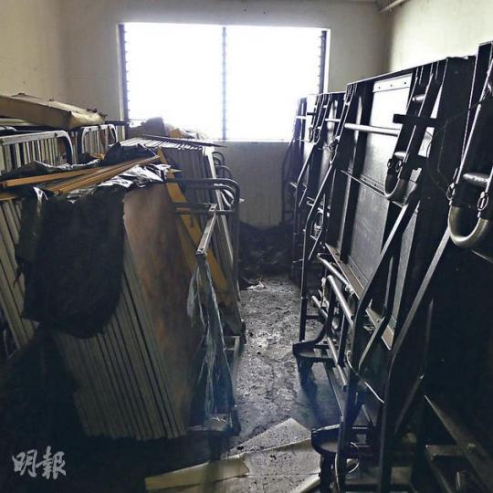火警後記者到海逸君綽酒店觀察,發現25樓避火層內堆滿桌子和雜物,恐令可躲在避火層的住客數目大減。(明報記者攝) 火警後記者到海逸君綽酒店觀察,發現25樓避火層內堆滿桌子和雜物,恐令可躲在避火層的住客數目大減。(明報記者攝)