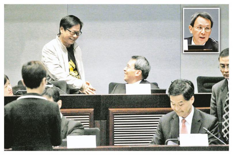 前規劃環境地政局長蕭炯柱(後排右、小圖)昨出席立法會西九聆訊。蕭為官35年,曾任職不同部門,專責委員會委員黃毓民(後排左)開會前專程上前跟他握手。(李紹昌攝) 前規劃環境地政局長蕭炯柱(後排右、小圖)昨出席立法會西九聆訊。蕭為官35年,曾任職不同部門,專責委員會委員黃毓民(後排左)開會前專程上前跟他握手。(李紹昌攝)