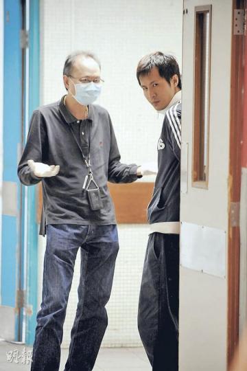 香港仔華富邨昨日發生嬰兒昏迷猝死事件,嬰兒的父親(右)在醫院等候消息期間向探員提供資料助查。(樊銳昌攝) 香港仔華富邨昨日發生嬰兒昏迷猝死事件,嬰兒的父親(右)在醫院等候消息期間向探員提供資料助查。(樊銳昌攝)