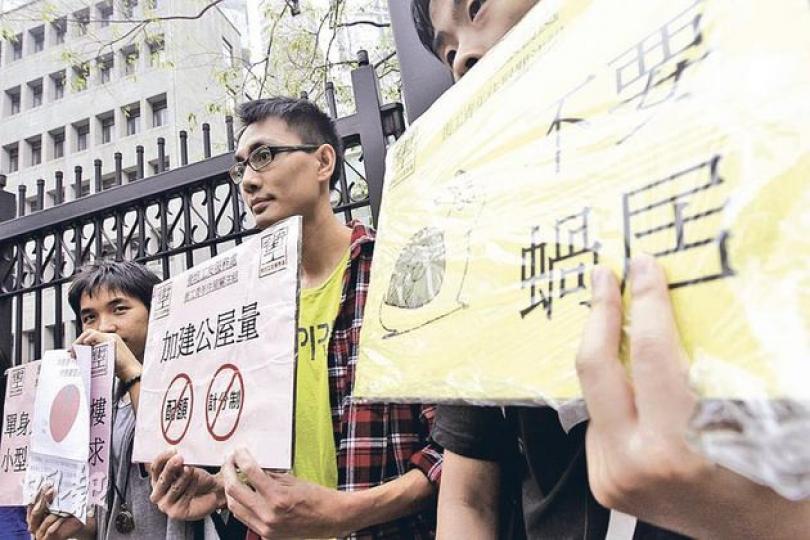 街工青年住屋關注組昨早到舊政府總部請願,要求候任特首梁振英增建公屋及取消單身人士計分及配額制,以增加青年獲編配公屋的機會。(李紹昌攝) (明報製圖) 街工青年住屋關注組昨早到舊政府總部請願,要求候任特首梁振英增建公屋及取消單身人士計分及配額制,以增加青年獲編配公屋的機會。(李紹昌攝) (明報製圖)