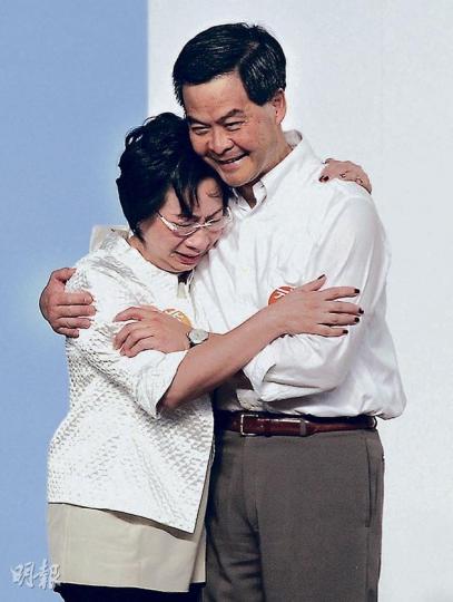 梁振英特別引述國家主席胡錦濤對他與太太唐青儀的勉勵,感謝太太一直以來的支持,令梁太感動落淚,二人更在台上相擁。(何家達攝) 梁振英特別引述國家主席胡錦濤對他與太太唐青儀的勉勵,感謝太太一直以來的支持,令梁太感動落淚,二人更在台上相擁。(何家達攝)