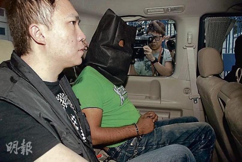 天水圍回收場謀殺及行劫案其中一名疑犯,昨由探員黑布蒙頭押解至深水埗寓所蒐證。(伍浦鋒攝) 天水圍回收場謀殺及行劫案其中一名疑犯,昨由探員黑布蒙頭押解至深水埗寓所蒐證。(伍浦鋒攝)