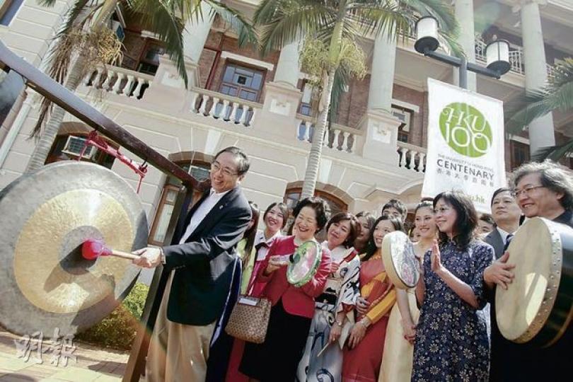 逾400港大師生昨日出席惜別本部大樓的活動,圖為校長徐立之(左一)主持敲打銅鑼儀式,之後他與一眾舊生包括前政務司長陳方安生(左三)、張婉婷(右三)及羅啟銳(右一)繞本部大樓一周以作紀念。(林振東攝) 逾400港大師生昨日出席惜別本部大樓的活動,圖為校長徐立之(左一)主持敲打銅鑼儀式,之後他與一眾舊生包括前政務司長陳方安生(左三)、張婉婷(右三)及羅啟銳(右一)繞本部大樓一周以作紀念。(林振東攝)