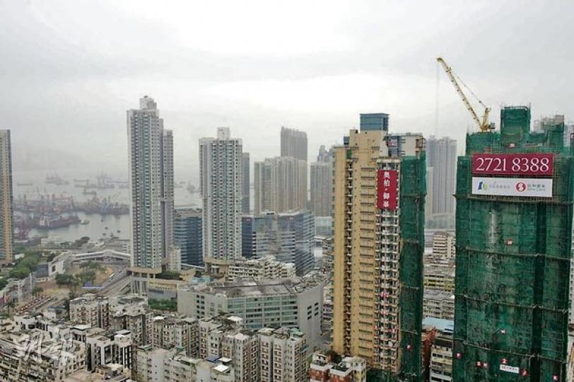 形品•星寓創下分層呎價新高的高層單位，可近望新盤奧柏•御峯，更可享部分海景。（鄒凱婷攝） 奧柏效應下，同區單幢盤形品．星寓(圖右)交投火熱，過去3天錄約15宗成交，當中不乏新高及反價成交個案，一個498方呎1房戶呎做9839元，締造屋苑及區內單幢盤的標準分層戶呎價新高紀錄。（鄒凱婷攝）