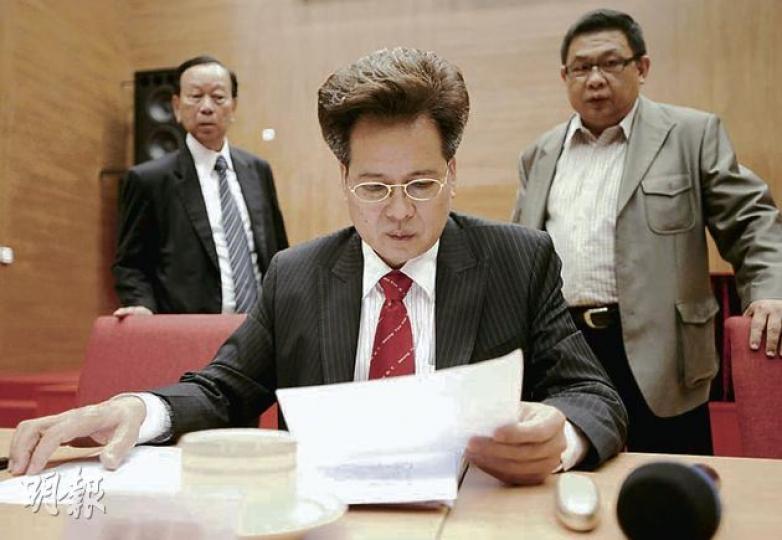 鄉議局行動小組昨開會商討「村民申訴大會」細節，十八鄉鄉委會主席梁福元（中）表示，村民將改在中環遮打花園集會，並遊行到政府總部。左為鄉議局主席劉皇發，右為大埔鄉委會主席文春輝。（何家達攝）