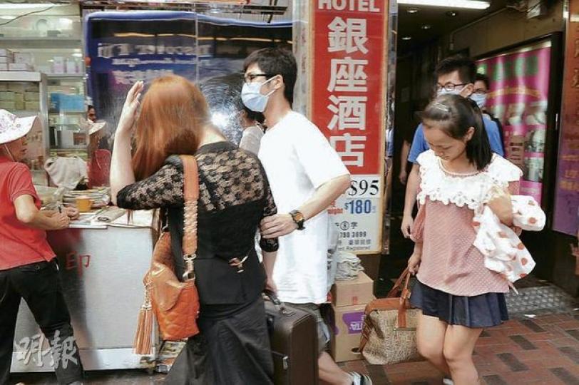 「風火」行動中，警方聯同入境處拘捕11名流鶯及兩名鳳姐，全部涉嫌違反逗留條件帶署。（衛永康攝）