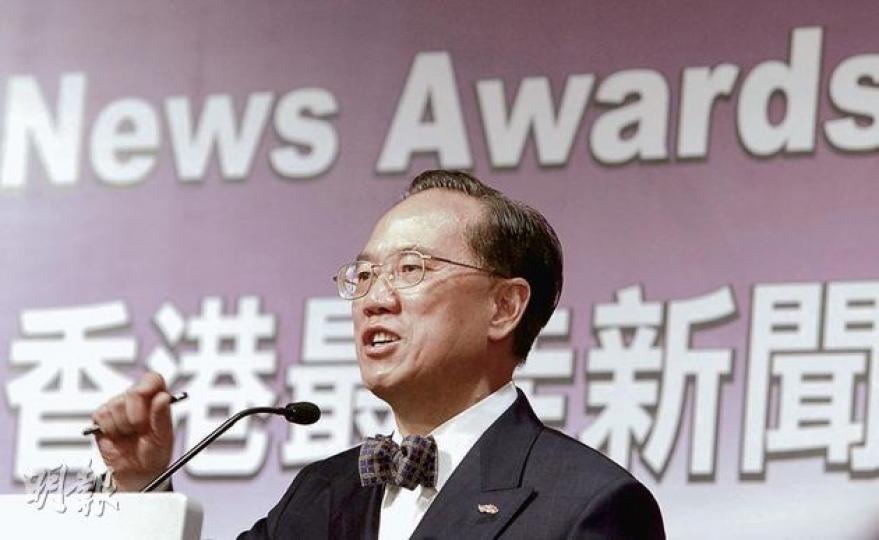 特首曾蔭權昨坦言，面對記者追問及「大聲呼喝」時，確實感到難堪，他期望傳媒能繼續監察社會及政府，若「細聲點」發問就最好。（林振東攝）