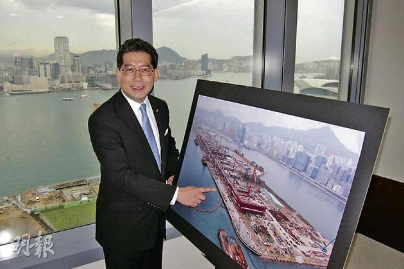 商務及經濟發展局長蘇錦樑的辦公室可遠眺尖沙嘴海運碼頭，他盼望明年啟德郵輪碼頭建成後，可再增加來港的郵輪旅客。（冼韻姬攝）
