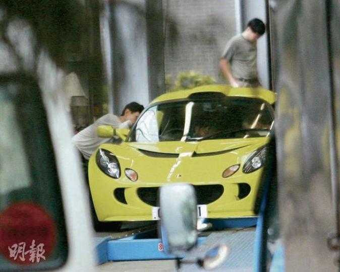 馬尼拉人質事件生還者陳國柱日前涉嫌危駕被捕，其價值約60萬元的黑色「蓮花」跑車，與另一涉案熒光黃色「蓮花」跑車（圖）仍被扣查。（黃雄攝）