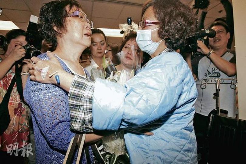 獲得何嘉敏肝臟而重獲新生、將可親睹孫兒出世的陳女士（右），昨日擁着何嘉敏的母親（左）道謝，陳女士亦有女兒，與何媽媽見面時分外感觸，「我很知道做媽媽的感受」。（李紹昌攝） 「救得幾多得幾多。」何嘉敏的丈夫黃先生亦有份決定捐出妻子器官，他昨出席記者會，臉上及身上仍有車禍傷痕。（李紹昌攝） （明報製圖） （明報製圖）