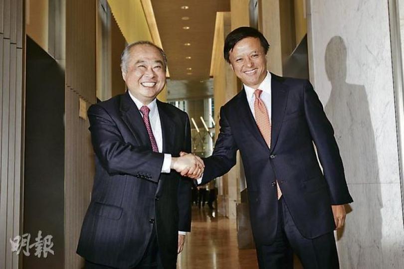 周松崗（左）昨日首度以港交所主席身分見記者，稱上任首務為熟悉環境。右為行政總裁李小加。（李紹昌攝）