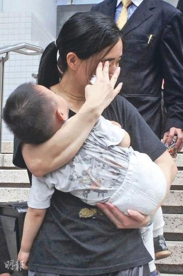 被告羅曉霞因丈夫自殺身亡,一家生活無以為繼,遂冒亡夫申領6000元。她昨應訊時抱着1歲半幼子,承認企圖欺詐,判處緩刑。(阮穎嘉攝) 被告羅曉霞因丈夫自殺身亡,一家生活無以為繼,遂冒亡夫申領6000元。她昨應訊時抱着1歲半幼子,承認企圖欺詐,判處緩刑。(阮穎嘉攝)