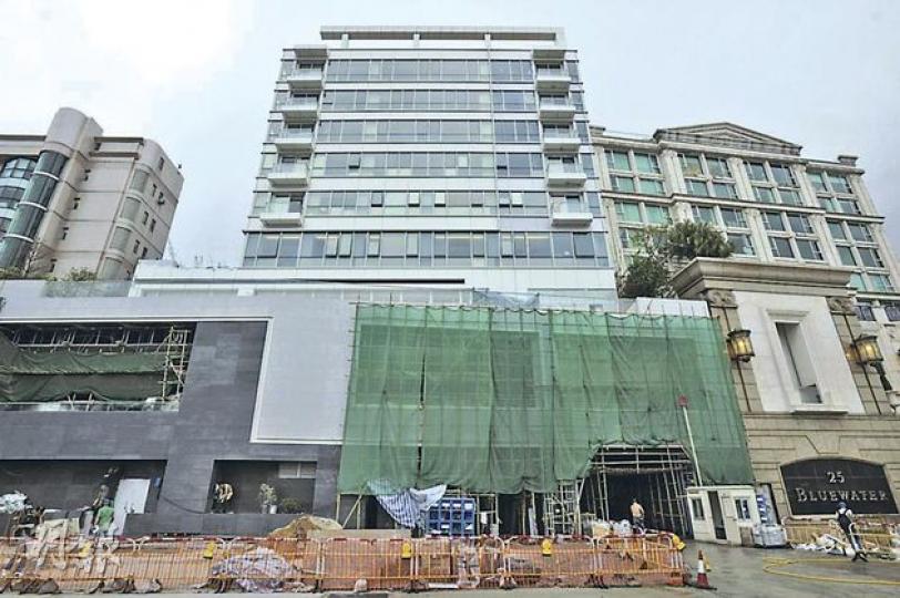 中聯辦於大潭道21號的7層高豪宅,在2010年獲地政總署批准擴大地皮增加3000平方呎建築面積,補地價只1000萬元。有測量師及立法會議員均質疑補地價金額過低。(何家達攝) 中聯辦於大潭道21號的7層高豪宅,在2010年獲地政總署批准擴大地皮增加3000平方呎建築面積,補地價只1000萬元。有測量師及立法會議員均質疑補地價金額過低。(何家達攝)