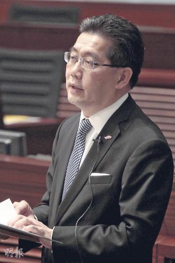 商務及經濟發展局長蘇錦樑昨日表示,局方要小心研究對於預繳式消費的商品中採用公平條款,以及加入冷靜期以保障消費者權益的意見。(郭慶輝攝) 商務及經濟發展局長蘇錦樑昨日表示,局方要小心研究對於預繳式消費的商品中採用公平條款,以及加入冷靜期以保障消費者權益的意見。(郭慶輝攝)