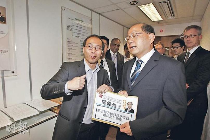 警務處長曾偉雄(右)昨出席油尖旺區議會會議,圖為區議員陳偉強(左)就近日採訪區引起爭議遞請願信,要求警方檢討及增加記者採訪自由度。(李紹昌攝) 警務處長曾偉雄(右)昨出席油尖旺區議會會議,圖為區議員陳偉強(左)就近日採訪區引起爭議遞請願信,要求警方檢討及增加記者採訪自由度。(李紹昌攝)