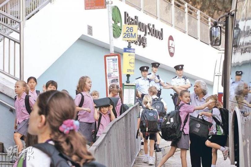 跑馬地英基國際幼稚園(曉新)外前日有4名刀槍匪懷疑企圖綁架4歲女童後,警方昨日加派軍裝警員在場巡邏及監視。(李紹昌攝) 跑馬地英基國際幼稚園(曉新),半日制每年學費也逾5萬元,學童家長多非富則貴。圖為藝人陳慧珊(右)送女兒上學。(雲錦鋒攝) 幼稚園旁的小學家長明先生昨稱,校方向家長解釋的電郵中曾提及疑涉家庭糾紛。(雲錦鋒攝) (明報製圖) 跑馬地英基國際幼稚園(曉新)外前日有4名刀槍匪懷疑企圖綁架4歲女童後,警方昨日加派軍裝警員在場巡邏及監視。(李紹昌攝) 跑馬地英基國際幼稚園(曉新),半日制每年學費也逾5萬元,學童家長多非富則貴。圖為藝人陳慧珊(右)送女兒上學。(雲錦鋒攝) 幼稚園旁的小學家長明先生昨稱,校方向家長解釋的電郵中曾提及疑涉家庭糾紛。(雲錦鋒攝) (明報製圖)