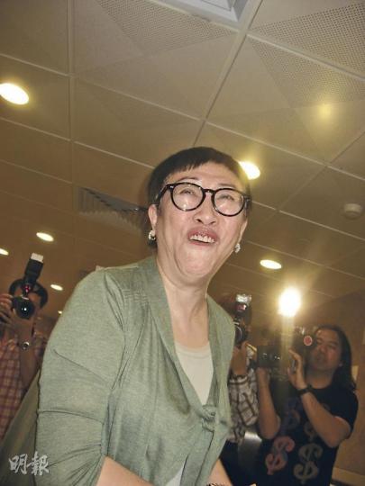 孫太昨日到瑪麗醫院探望孫明揚,她強調丈夫有能力完成任內工作,並非「捱義氣」繼續餘下任期,但希望他7月後能多休息。(黎嘉愉攝) (明報製圖) 孫太昨日到瑪麗醫院探望孫明揚,她強調丈夫有能力完成任內工作,並非「捱義氣」繼續餘下任期,但希望他7月後能多休息。(黎嘉愉攝) (明報製圖)