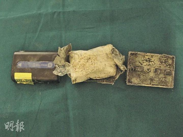 海關首次發現有毒販利用攝錄機的鋰電池藏毒入境,圖為電池殼及內藏的海洛英。(衛永康攝) 海關機場調查組指揮官李錦榮(右)及航空旅客第1組指揮官梁世光(左),展示檢獲藏有海洛英的攝錄機電池。(衛永康攝) 海關首次發現有毒販利用攝錄機的鋰電池藏毒入境,圖為電池殼及內藏的海洛英。(衛永康攝) 海關機場調查組指揮官李錦榮(右)及航空旅客第1組指揮官梁世光(左),展示檢獲藏有海洛英的攝錄機電池。(衛永康攝)