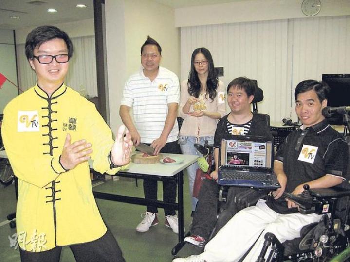 首間殘疾者電視台今日開台,設有生活、綜藝、教育等5個台,主持人均為殘疾者。圖左二的「豬肉佬」鄧光寶經營肉檔多年,即使現在眼睛看不見了,磨刀、剁肉依然難不倒他。圖右起為四肢傷殘人士羅偉祥和葉榮、聽障人士胡慧賢,左一為視障人士吳家麟。(袁柏恩攝) 首間殘疾者電視台今日開台,設有生活、綜藝、教育等5個台,主持人均為殘疾者。圖左二的「豬肉佬」鄧光寶經營肉檔多年,即使現在眼睛看不見了,磨刀、剁肉依然難不倒他。圖右起為四肢傷殘人士羅偉祥和葉榮、聽障人士胡慧賢,左一為視障人士吳家麟。(袁柏恩攝)