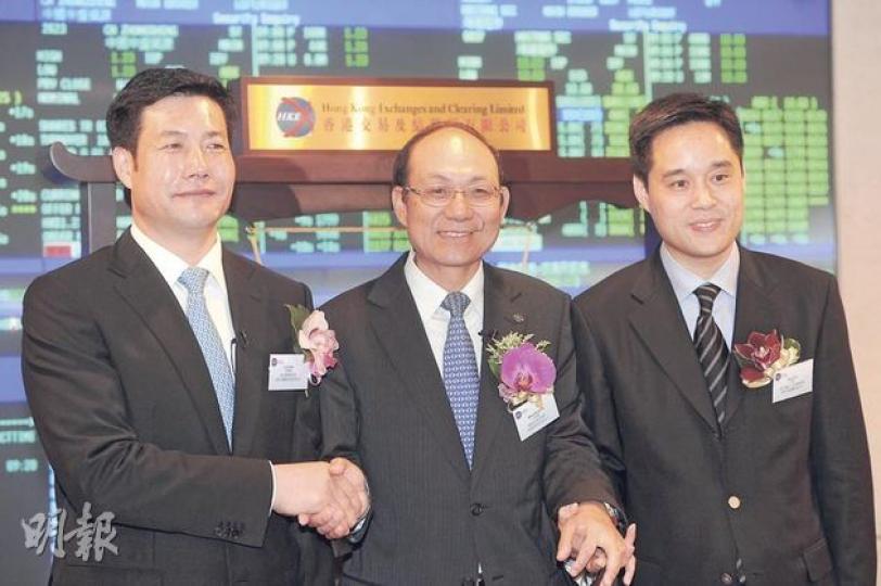 海通證券首日掛牌一度潛水近2%,收市力守招股價。圖左起為中盛資源主席李運德、海通證券董事長王開國、品牌中國主席方彬。(尹錦恩攝) 海通證券首日掛牌一度潛水近2%,收市力守招股價。圖左起為中盛資源主席李運德、海通證券董事長王開國、品牌中國主席方彬。(尹錦恩攝)