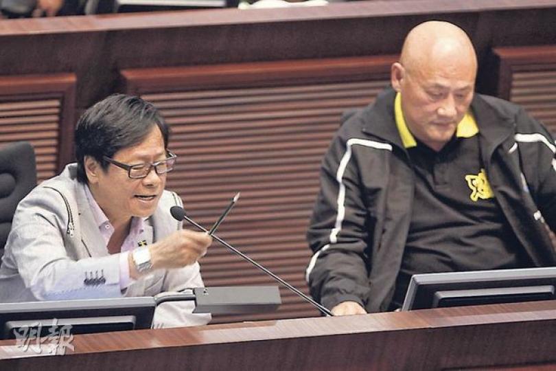 立法會下周三就議員出缺安排的條例草案,進行二讀及三讀,人民力量陳偉業(右)將提出逾千項修訂。左為黃毓民。(李紹昌攝) 立法會下周三就議員出缺安排的條例草案,進行二讀及三讀,人民力量陳偉業(右)將提出逾千項修訂。左為黃毓民。(李紹昌攝)