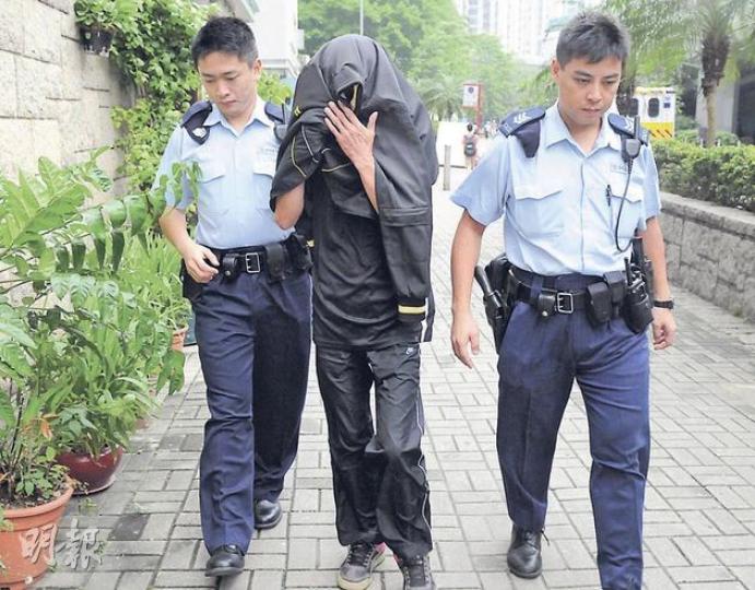 涉嫌非禮妻子的丈夫即場被警方拘捕,案件一度列為「企圖強姦」,他昨晚仍於警署通宵扣查。(蔡方山攝) 涉嫌非禮妻子的丈夫即場被警方拘捕,案件一度列為「企圖強姦」,他昨晚仍於警署通宵扣查。(蔡方山攝)