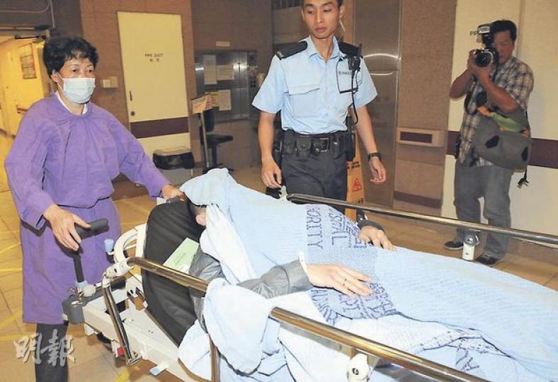 衝冠一怒跑上寓所大廈天台跳樓尋死男子，幸跌落木板鋅鐵簷篷大難不死，送院情况穩定。（蔡方山攝）