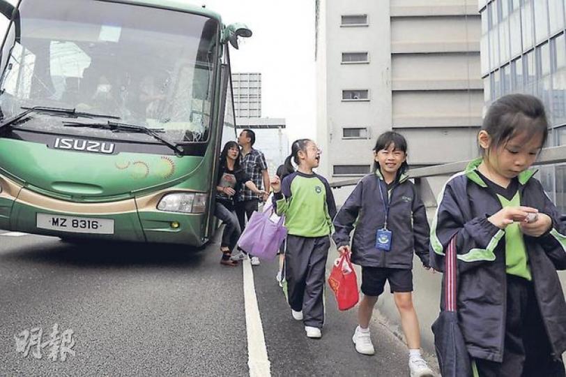 車禍後,校巴上未有受傷的學童在教師安排下離開車廂,轉乘接應車輛返回學校。(蔡方山攝) 車禍後,校巴上未有受傷的學童在教師安排下離開車廂,轉乘接應車輛返回學校。(蔡方山攝)