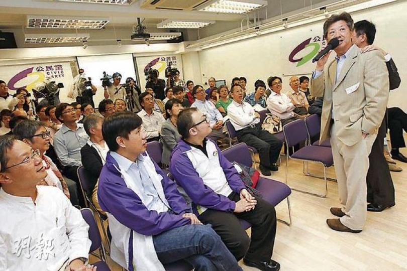 公民黨湯家驊（右二）早前因版權條例修訂和黨友鬧分歧，有與會者稱，在會員大會上，氣氛融洽，沒有人再提退黨一事，黨主席陳家洛（右一）更輕拍湯膊頭，湯家驊昨獲推薦於新界東出選。（李紹昌攝） 公民黨昨日公布首階段推薦參選名單，左起是新界東湯家驊、九龍西毛孟靜、九龍東梁家傑、主席陳家洛、新界西郭家麒、區議員（第二）陳琬琛、港島陳淑莊。（李紹昌攝）
