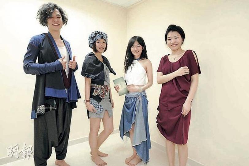 80後本地時裝設計師熊銘健(左起)、何雪兒、Silvia羅、吳佩芬,一起穿上自己的作品示人,希望在是次義賣中,買家不單為慈善而競投自己的作品,也能感受作品創作人的心思,不要買回去不穿。(尹錦恩攝) 80後本地時裝設計師熊銘健(左起)、何雪兒、Silvia羅、吳佩芬,一起穿上自己的作品示人,希望在是次義賣中,買家不單為慈善而競投自己的作品,也能感受作品創作人的心思,不要買回去不穿。(尹錦恩攝)