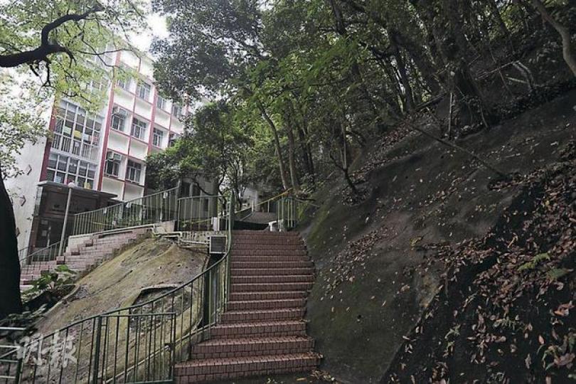 嶺南小學(左)的辦學團體「嶺南教育機構」前日(27日)向家長發信,稱小學原址重建的5年計劃即將展開,但未找到合適臨時校舍,遂議決於2013/14學年起停辦小學至2016/17學年。(樊銳昌攝) 灣仔司徒拔道的嶺南小學暨幼稚園,毗鄰的前嶺南書院用地由地產商發展為豪宅(見圖),目前地盤正在施工。(樊銳昌攝) 嶺南小學(左)的辦學團體「嶺南教育機構」前日(27日)向家長發信,稱小學原址重建的5年計劃即將展開,但未找到合適臨時校舍,遂議決於2013/14學年起停辦小學至2016/17學年。(樊銳昌攝) 灣仔司徒拔道的嶺南小學暨幼稚園,毗鄰的前嶺南書院用地由地產商發展為豪宅(見圖),目前地盤正在施工。(樊銳昌攝)