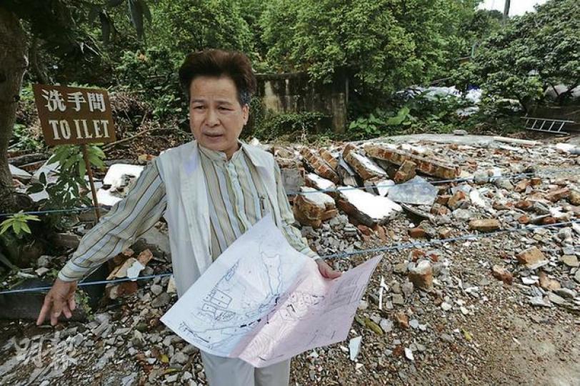 十八鄉鄉事委員會主席梁福元（圖）擔任股東的大棠荔枝山莊，被指霸佔官地10多年及築起多項違法構築物，昨日是地政總署定出的清拆構築物最後限期。梁福元昨表示已遵照當局指示進行清拆，並帶記者到場視察已被拆掉的違規廁所等，現場遺下大堆瓦礫。（尹錦恩攝） 雖然梁福元已拆掉荔枝山莊上的違規構築物，但他未有按地政總署的通知書（圖）所訂昨日最後限期前停止佔用及交還官地，地政總署稱不排除會採取檢控。（尹錦恩攝）