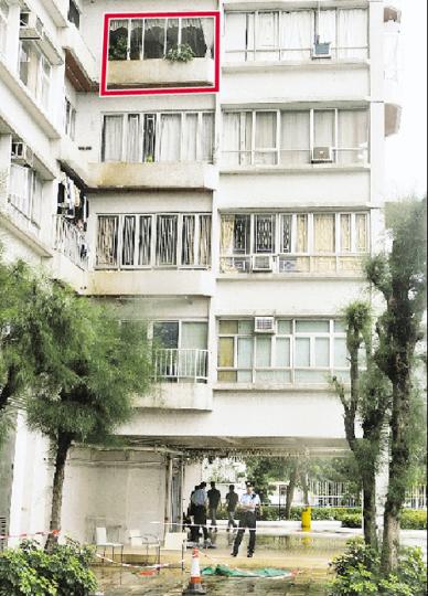 意外後警方探員到單位的「小露台」視察,可見原為花槽的「小露台」,石屎圍欄只是到成年人臀部的高度,故探員檢查時也格外小心。(林錫禮攝) 豪景花園有女童意外由4樓(紅框示)墮斃,昨日現場所見,該屋苑不少單位的花槽都被非法改裝,有的加建欄杆。(林錫禮攝) 意外後警方探員到單位的「小露台」視察,可見原為花槽的「小露台」,石屎圍欄只是到成年人臀部的高度,故探員檢查時也格外小心。(林錫禮攝) 豪景花園有女童意外由4樓(紅框示)墮斃,昨日現場所見,該屋苑不少單位的花槽都被非法改裝,有的加建欄杆。(林錫禮攝)