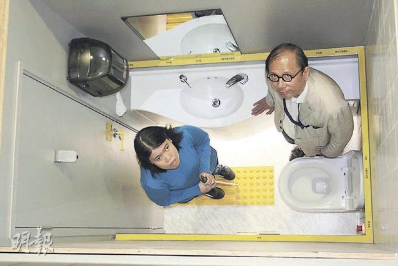 構思中的視障人士專用廁格,於三面牆上裝上一條如「三角朱古力」般的黃色點字橫條,標記各設施位置,以方便視障人士使用。(林耀華攝) 構思中的視障人士專用廁格,於三面牆上裝上一條如「三角朱古力」般的黃色點字橫條,標記各設施位置,以方便視障人士使用。(林耀華攝)