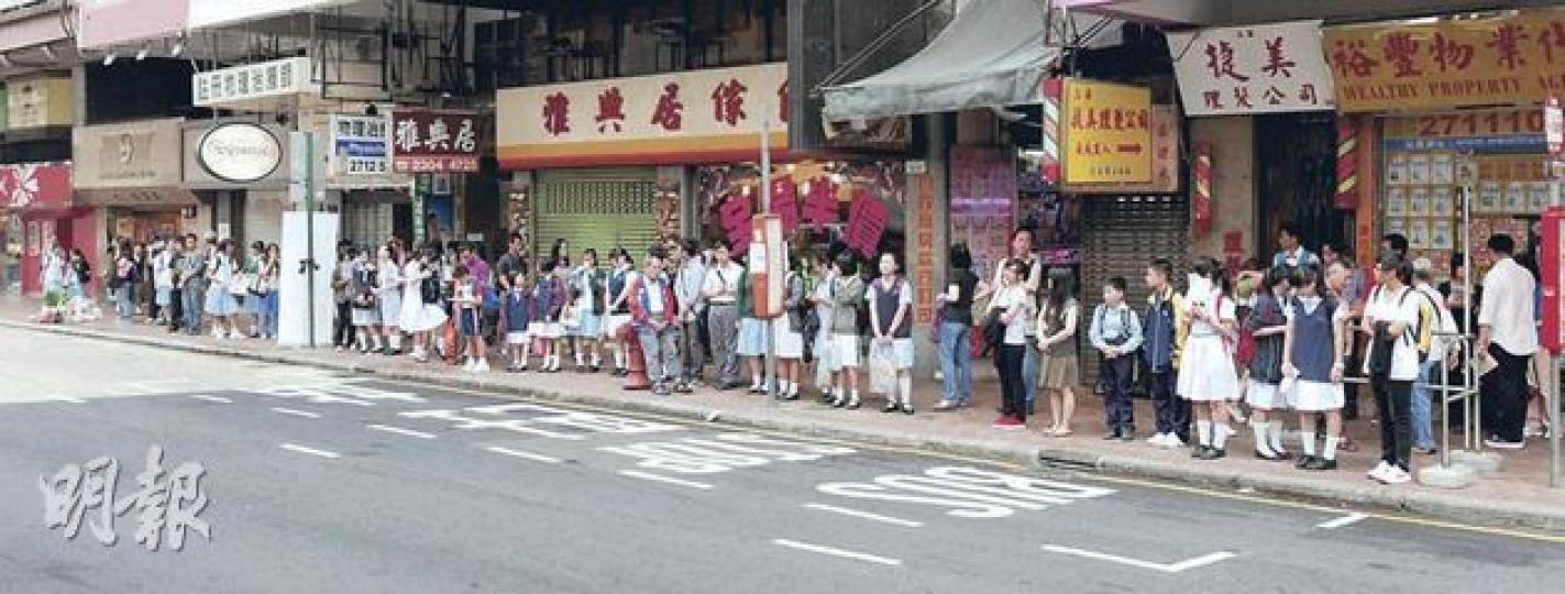 九龍城屬巴士脫班重災區,圖為本月中一天早上約7時半繁忙時間,因每架到站巴士都滿客,學生大排長龍。(劉焌陶攝) 九龍城屬巴士脫班重災區,圖為本月中一天早上約7時半繁忙時間,因每架到站巴士都滿客,學生大排長龍。(劉焌陶攝)