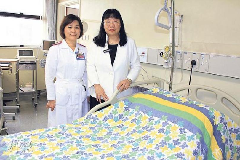 醫管局計劃本年度聘請2000名護士,包括彌補人手流失及應付新服務,同時會加強培訓助產士。醫管局總護理行政經理馮玉娟(右)表示,當局為改善護士工作環境,過去5年間更換9000多張公立醫院電動病牀,以減輕護士工作量。(陳家俊攝) (明報製圖) 醫管局計劃本年度聘請2000名護士,包括彌補人手流失及應付新服務,同時會加強培訓助產士。醫管局總護理行政經理馮玉娟(右)表示,當局為改善護士工作環境,過去5年間更換9000多張公立醫院電動病牀,以減輕護士工作量。(陳家俊攝) (明報製圖)