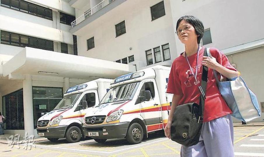 甘小姐患上克隆氏症40年來,經常拿着沉甸甸行李進出醫院。由於經常要「搵廁所」,甘小姐不敢外出,故在家時最愛看旅遊和飲食節目,「有誰不愛吃?無得食都想睇吓」。(鄧宗弘攝) (明報製圖) 甘小姐患上克隆氏症40年來,經常拿着沉甸甸行李進出醫院。由於經常要「搵廁所」,甘小姐不敢外出,故在家時最愛看旅遊和飲食節目,「有誰不愛吃?無得食都想睇吓」。(鄧宗弘攝) (明報製圖)
